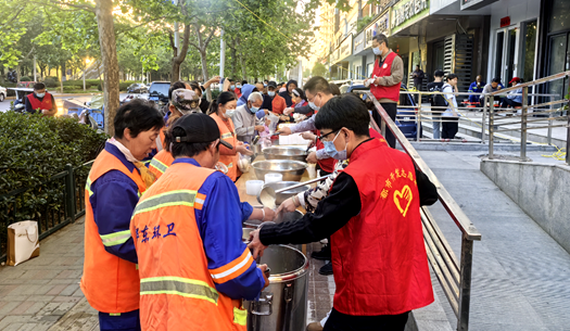在志愿服務中踐行國企擔當，鄭州城發(fā)集團組織愛心送粥活動