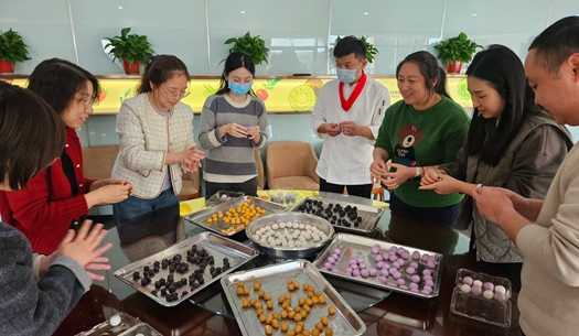 滾湯圓、猜燈謎、制花燈~~元宵節(jié)就要這樣過